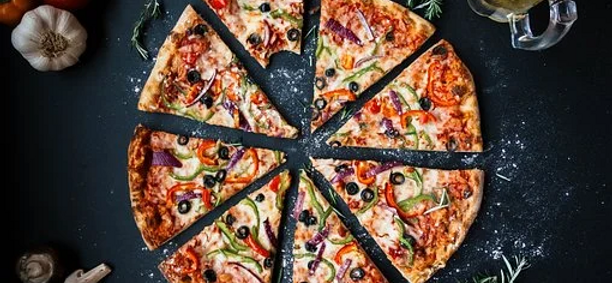 Hur du gör din egen pizza med oändligt många olika pålägg? Pizza party!